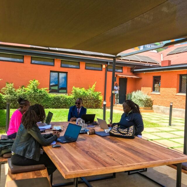 Effective work doesn't always need a proper desk. The flexibility to work either indoors or outdoors allows you to maximize your daily work output. Sign up and plug in.
#Kikao64 #Workspace #Productivity